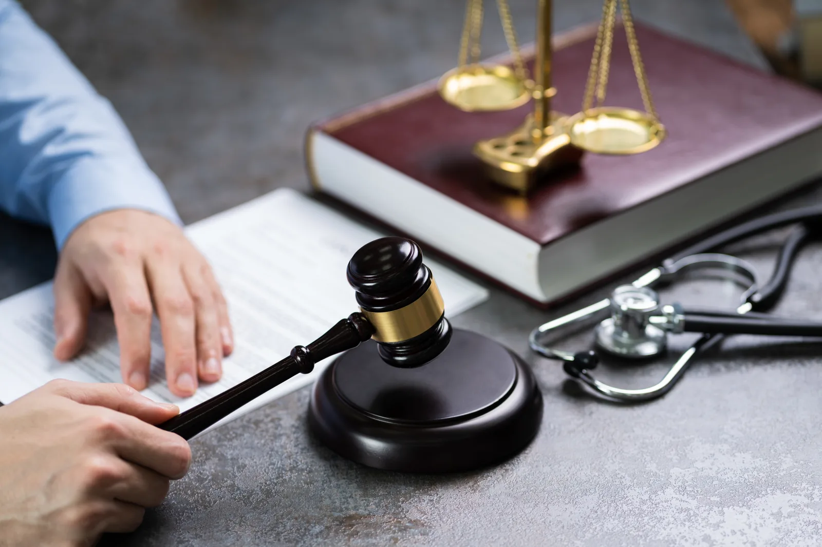 A gavel beside a stethoscope, symbolizing a medical malpractice case